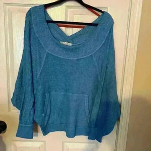 We are the free people blue size medium sweater. Slouch sweater kangaroo pocket.